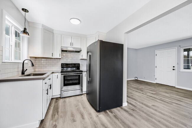 Primary Photo - 3042 Maple Ave