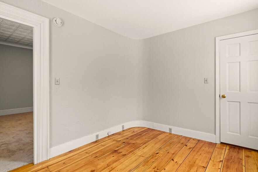 Building Photo - 113 Railroad Ave