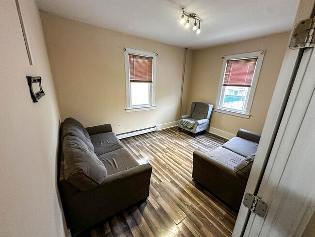 Building Photo - 327 Ashton Ave