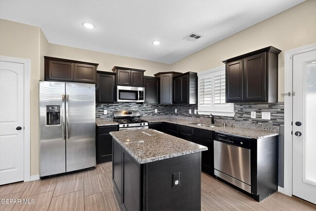 Building Photo - 220 S Manzanita Dr