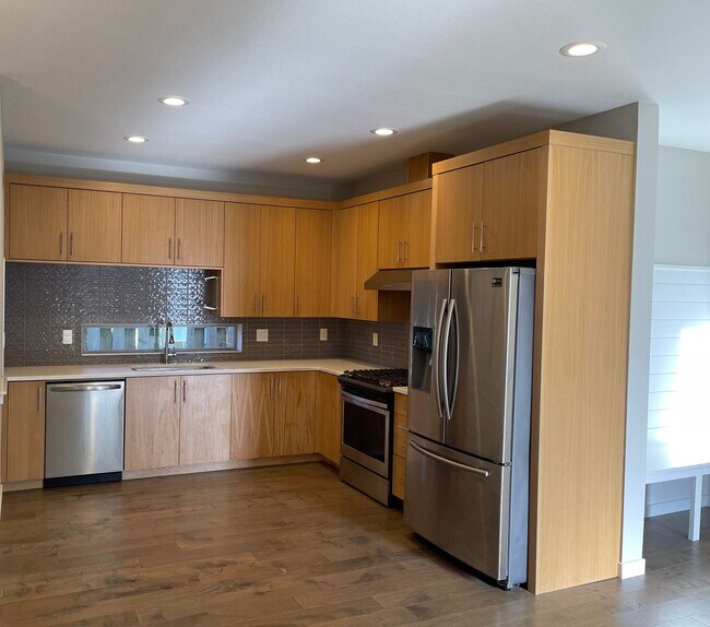 Building Photo - 5462 SE 57th Ave