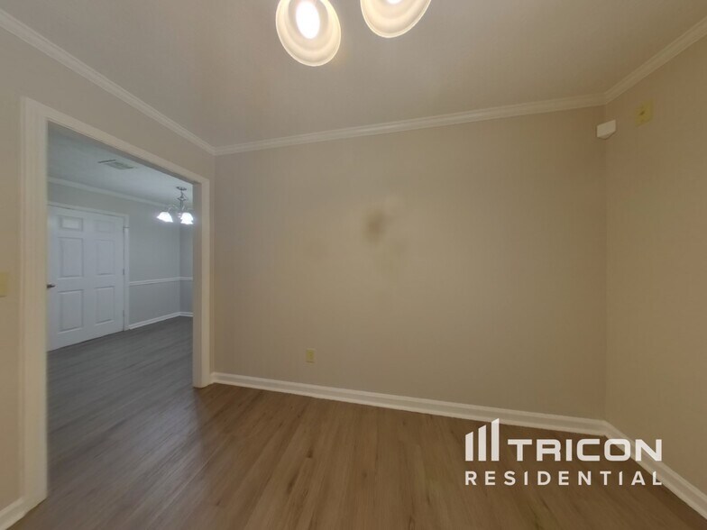 Building Photo - 446 Valley Woods Cir SE