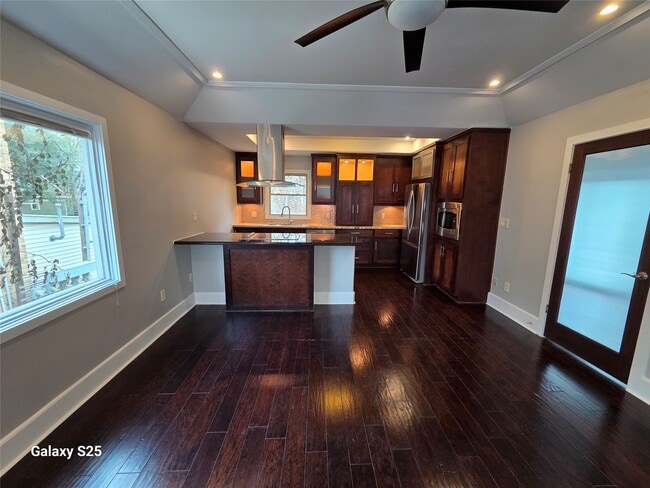 Building Photo - 102 E 5th St