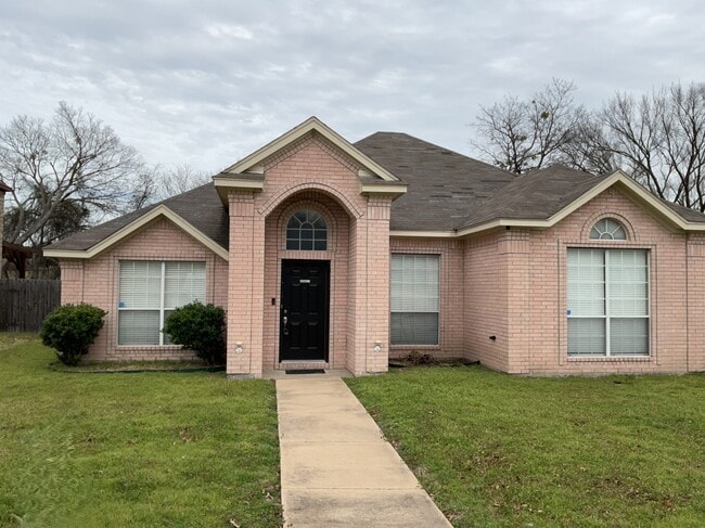 Building Photo - 1400 Estate Ln