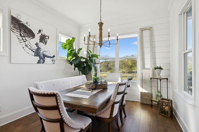 Building Photo - Luxurious living space *Fully furnished and impeccably designed*