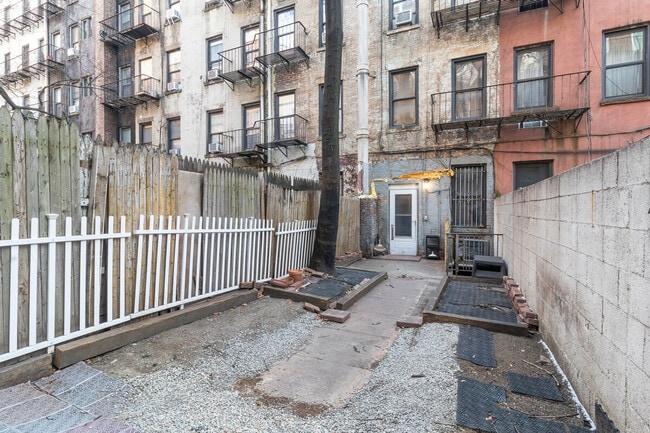 Building Photo - 250 E 82nd St