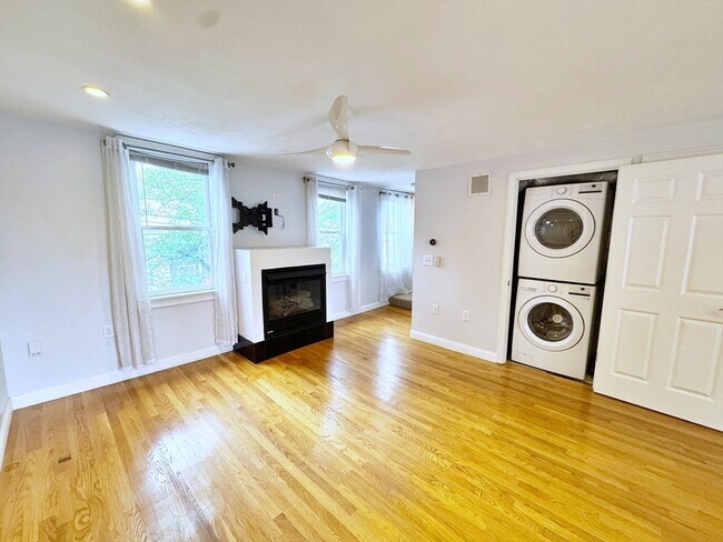 Building Photo - 364 Sumner St