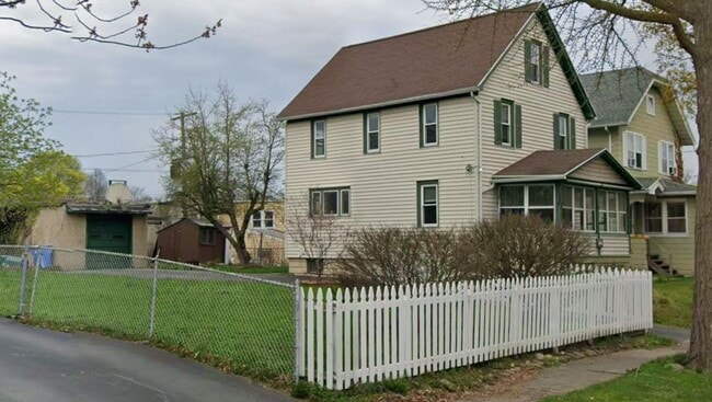 Building Photo - 66 Martinot Ave