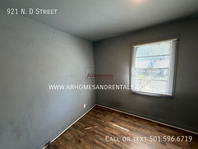 Building Photo - 921 N Dakota Ave