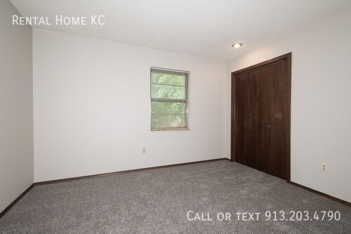 Building Photo - 1940 E Lindenwood Cir