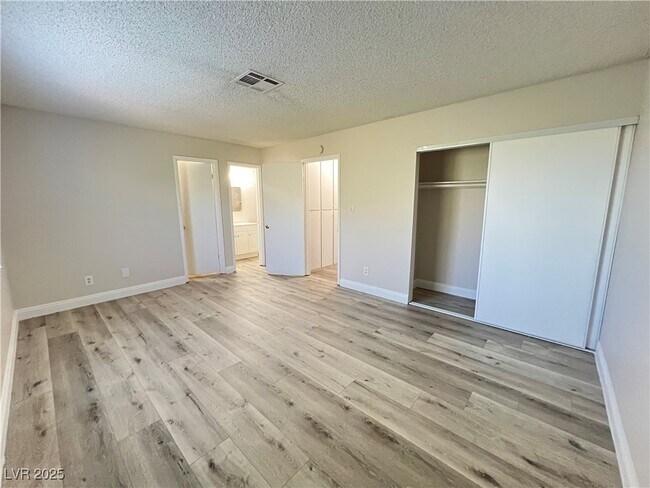Building Photo - 1009 Willow Tree Dr