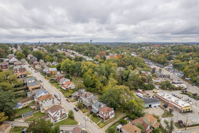 Building Photo - STUNNING 3 BEDROOM HOME IN AN UNBEATABLE L...