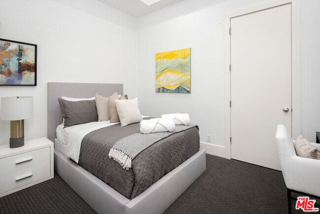 Building Photo - 2666 Hutton Dr