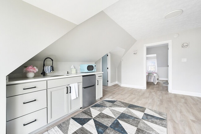 Building Photo - 444 Oneida St