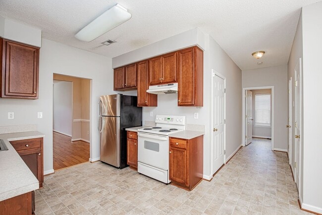 Building Photo - Beautiful Chesterfield Home Is Ready For Y...
