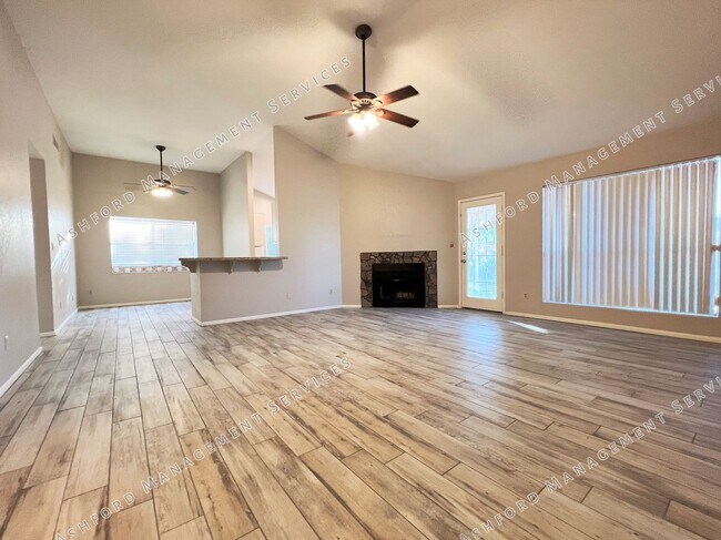 Building Photo - 3 BEDROOM 2 BATH IN HEART OF CHANDLER WITH...