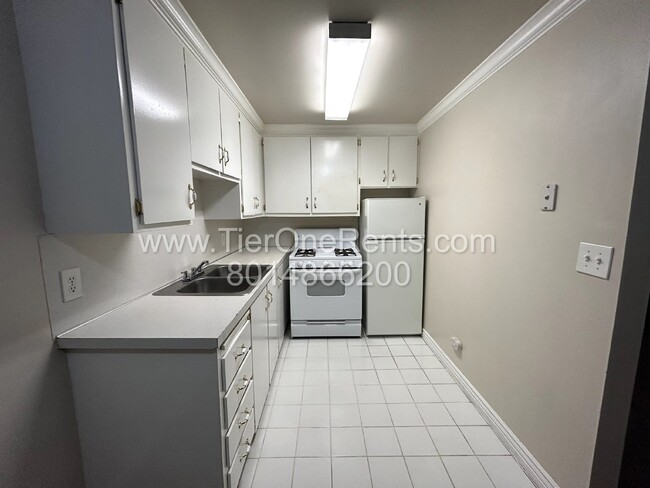 Building Photo - No Security Deposit Option for qualified r...