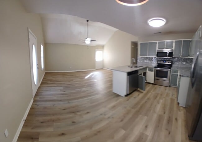 Building Photo - 3 Bed/ 3 Bath located just off South Lamar Immediate Move in