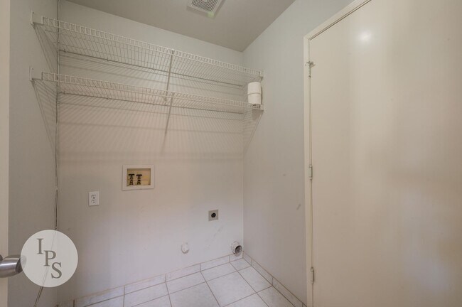 Building Photo - North West Fresno Home, 3BR/2BA, Built 1995 - Lots of Amenities!