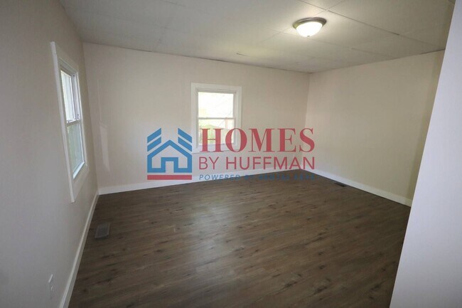 Building Photo - Four Bedroom House | One Bathroom
