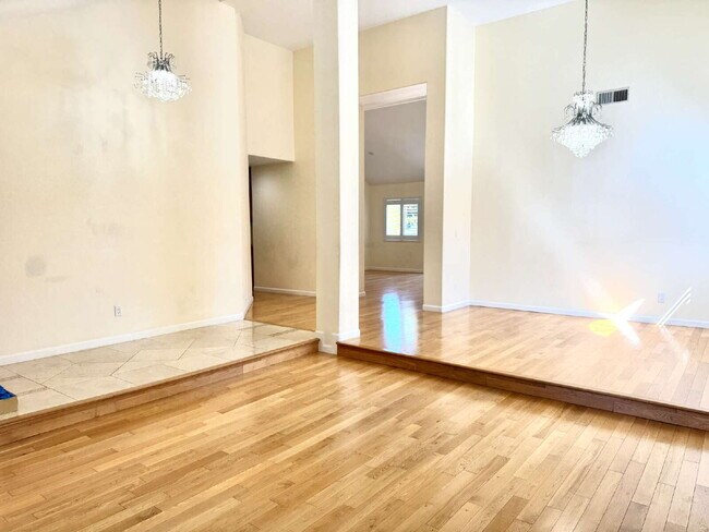 Building Photo - Bright 4 Bedroom San Jose Home With Tall Ceilings