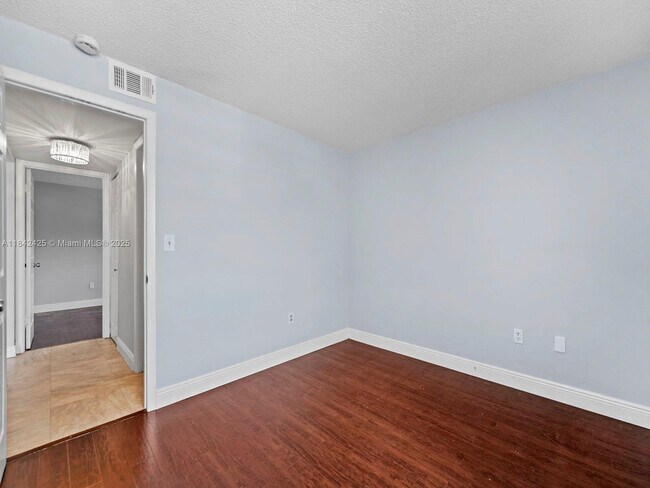 Building Photo - 1820 W 53rd St