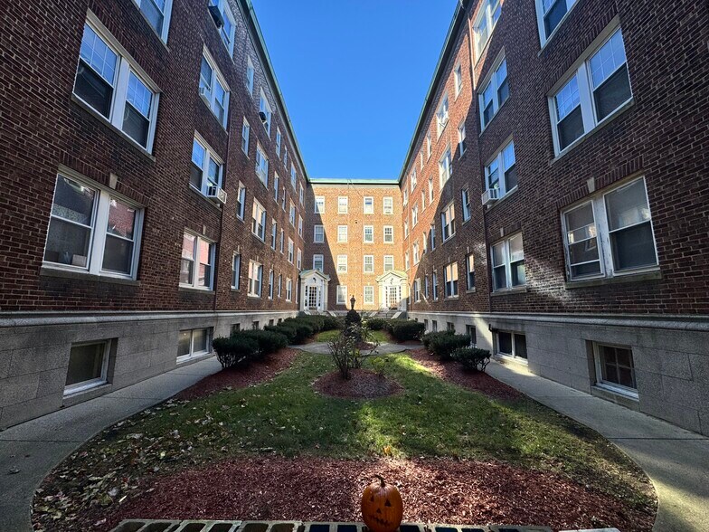 Building Photo - 154 Summer St