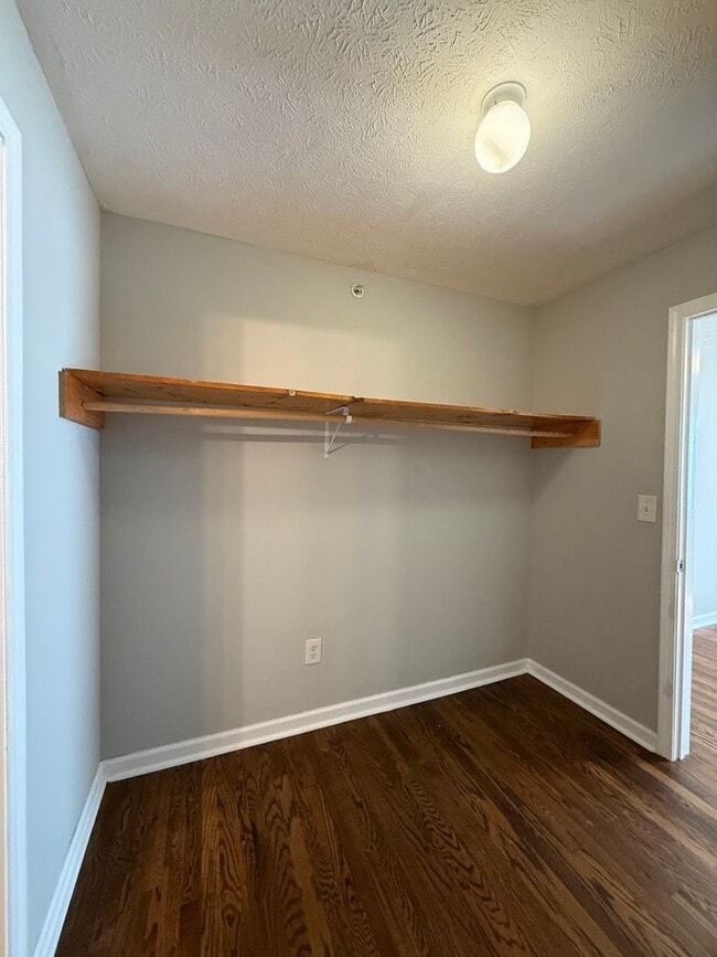 Building Photo - Completely Renovated 2 Bedroom / 2 Bathroom Apartment!