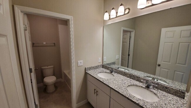 Building Photo - Lovely 4 bedroom townhome in Venetian Bay