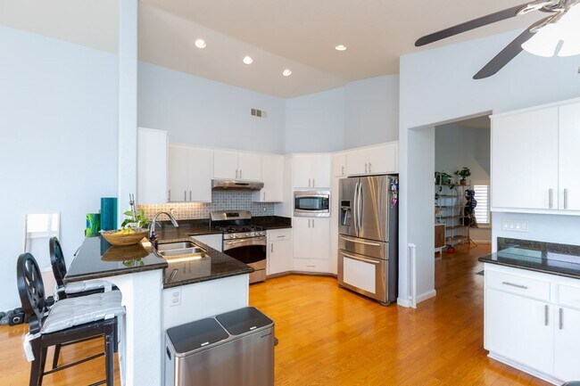 Building Photo - 4 Bed, 2 Bath - Sorrento Mesa Single Famil...