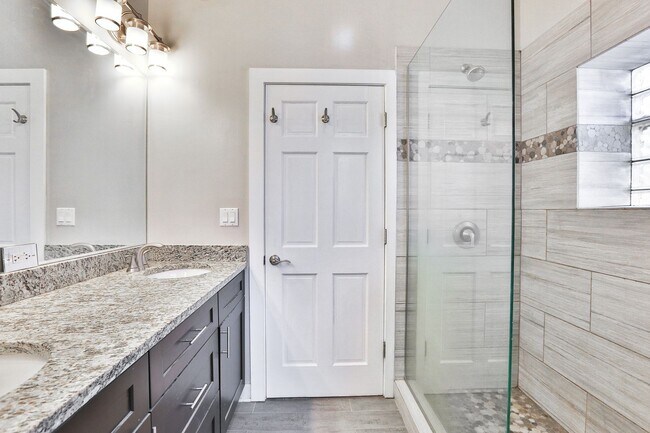 Building Photo - HUGE Condo Quality 4bed/2bath in Hot Wicker Park! Central Air! In-Unit Laundry! Deck! FREE Internet!