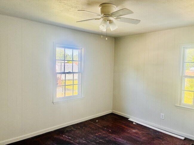 Building Photo - 806 Miller Ave