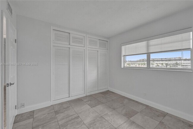 Building Photo - 5050 Bayview Dr