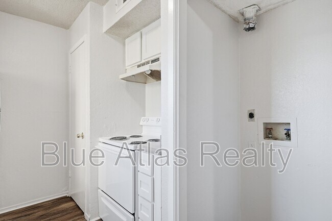 Building Photo - 8030 Cambridge Cir