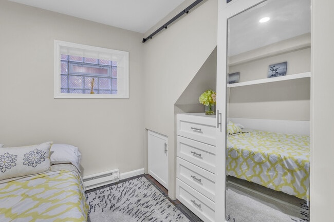 Building Photo - 2112 N Sawyer Ave