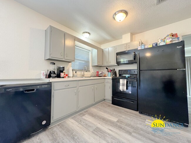 Building Photo - 3 Bedroom with Bonus living room!