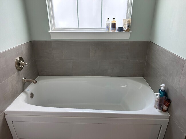 Building Photo - 409 Mill Point Ln