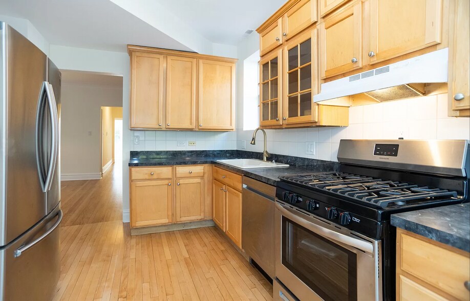 Kitchen - 6513 N Bosworth Ave