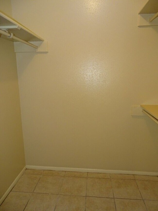 Building Photo - 9122 Ocean Gate St