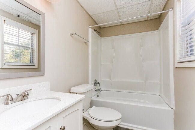 Building Photo - 816 Ruswood Rd