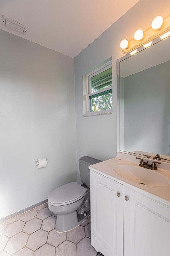Building Photo - 1282 SW Bent Pine Cove
