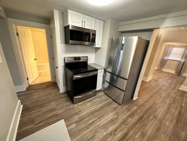 Building Photo - Cute, Remodeled 2 Bed, 1 bath Home (Availa...