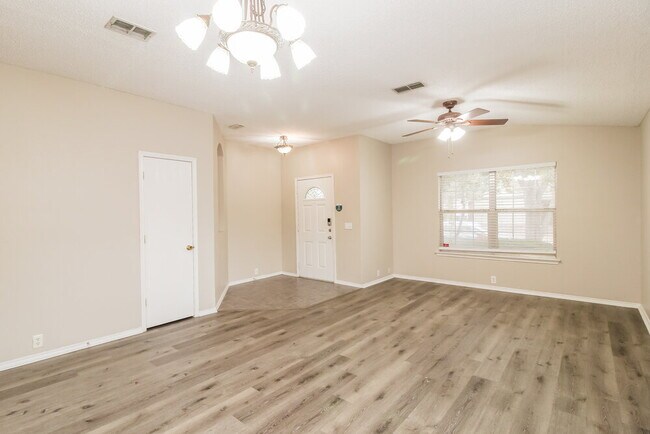 Building Photo - 1032 Springcreek Dr