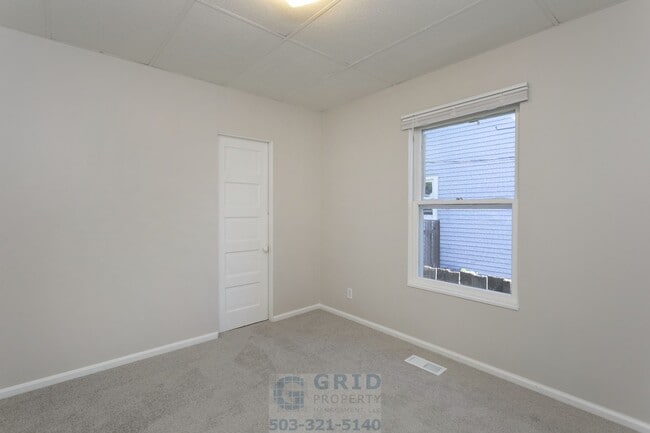 Building Photo - Charming 3 Bedroom Craftsman Home Available in SE Portland!