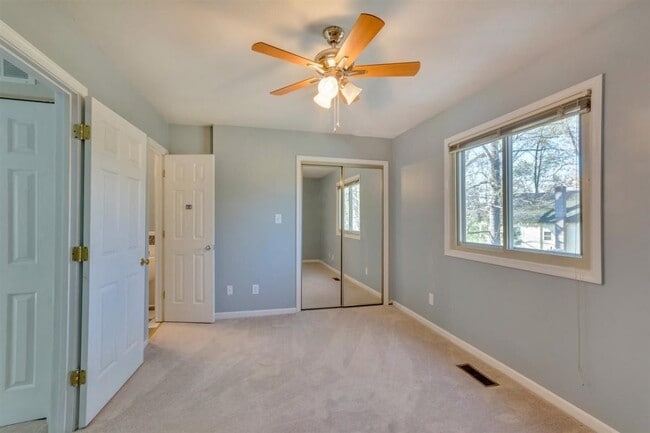 Building Photo - 2 Bedroom Condo at Garden Court!