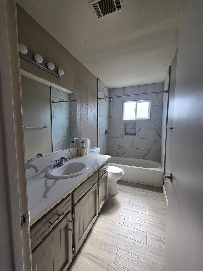 Building Photo - 3 BR 2 BA Available Now