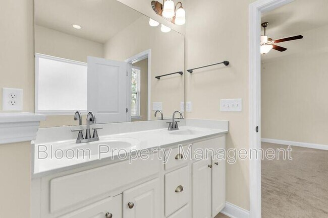 Building Photo - 2649 Lohr Dr