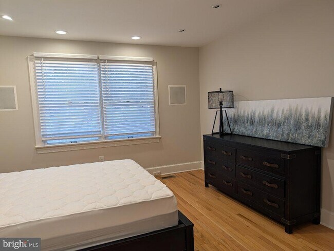 Building Photo - 295 Bay St