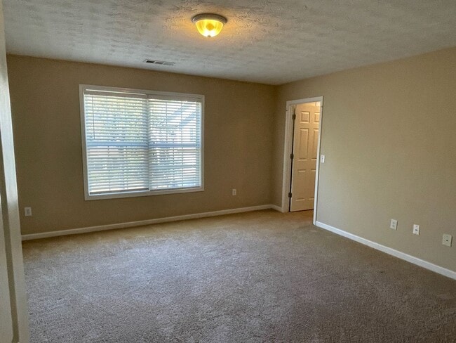 Building Photo - Four oversized bedrooms, Grayson High School