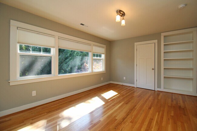 Building Photo - Beautifully Updated 5 Bedroom/3.5 Bath Irvington Craftsman Bungalow!